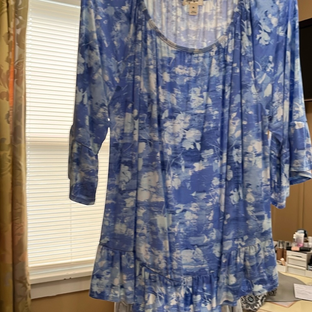 Blue and white ladies top. STYLE and COMPANY sz xl